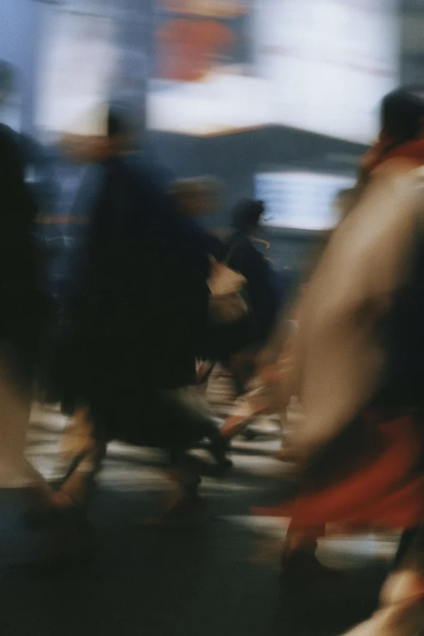 Blurred Motion of Pedestrians in Urban Setting